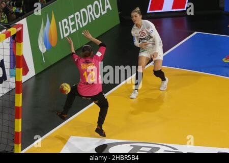 JENSEN Trine Ostergaard di Danimarca e NAVARRO GIMENEZ Silvia di Spagna durante il Campionato Mondiale delle Donne IHF 2021, terzo posto finale di pallamano tra Danimarca e Spagna il 19 dicembre 2021 a Palau d'Esports de Granollers a Granollers, Barcellona, Spagna - Photo Laurent Layris / DPPI Foto Stock