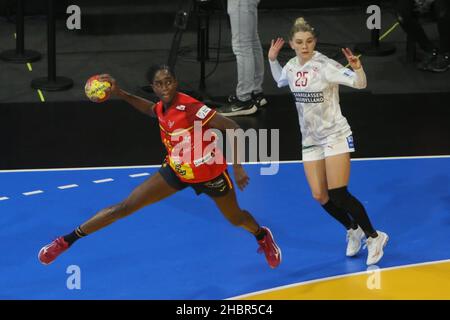 JENSEN Trine Ostergaard di Danimarca e CABRAL BARBOSA Alexandrina di Spagna durante il Campionato Mondiale delle Donne IHF 2021, terzo posto finale di pallamano tra Danimarca e Spagna il 19 dicembre 2021 a Palau d'Esports de Granollers a Granollers, Barcellona, Spagna - Foto Laurent Layris / DPPI Foto Stock