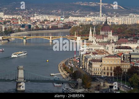 Veduta di Pest dalla Statua della libertà (Szabadság szobor), Budapest, Ungheria Foto Stock