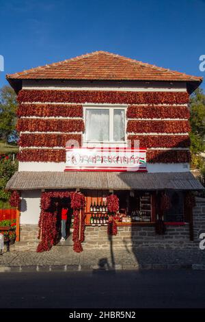 Paprikahaza, Casa Paprika a Tihany (e cimitero) Lago Balaton sullo sfondo, Ungheria Foto Stock