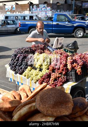 Venditore di pane di strada e frutta, Tripoli (trabablo), Libano settentrionale. Foto Stock