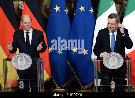 Roma, Italia. 20th Dic 2021. Italia, Roma, 20 dicembre 2021 : il primo Ministro italiano Mario Draghi riceve il Cancelliere tedesco OLAF Scholz a Palazzo Chigi. Nella foto : la conferenza stampa Photo Credit: Fabio Cimaglia/Sintesi/Alamy Live News Foto Stock