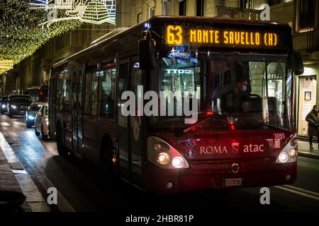 Roma, Italia. 20th Dic 2021. Atmosfera natalizia a Roma. (Foto di Andrea Ronchini/Pacific Press) Credit: Pacific Press Media Production Corp./Alamy Live News Foto Stock