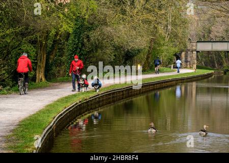 Giro panoramico urbano a piedi e in bicicletta (attività ricreative, passeggiate con i cani, percorso in acqua, percorso ciclabile) - Leeds Centre, Yorkshire, Inghilterra, Regno Unito. Foto Stock