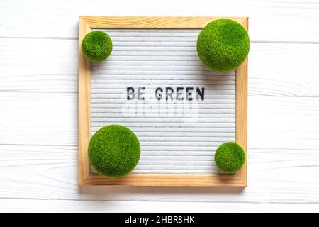 Scheda elt con testo preventivo riutilizzo, riduzione, riciclaggio su tavola in legno bianco Vista dall'alto Flat Lay Zero rifiuti, vita semplice, Be Green Concept. Foto Stock