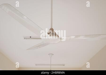 Rotazione del ventilatore a soffitto in primo piano Foto Stock