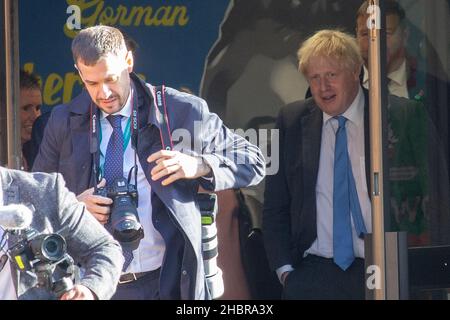 FOTO DEL FILE 21 ottobre 2021: Il fotografo personale del primo Ministro britannico Andrew Parsons guida Boris Johnson mentre esce dalla Crumlin Integrated Primary School di Crumlin, County Antrim. Prima Boris partecipò ad un servizio di chiesa ad Armagh a cui la Regina non era in grado di assistere. Foto Stock