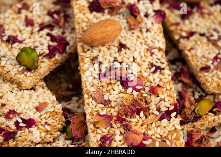 Prelibatezza invernale Makar Sankranti o Lohri Mithai Gulab Gajak noto anche come Gur Gajjak, Gazak, Gachak Til Patti o Papdi, Chikki è fatto di Rosa, Sesame Foto Stock