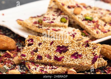 Prelibatezza invernale Makar Sankranti o Lohri Mithai Gulab Gajak noto anche come Gur Gajjak, Gazak, Gachak Til Patti o Papdi, Chikki è fatto di Rosa, Sesame Foto Stock