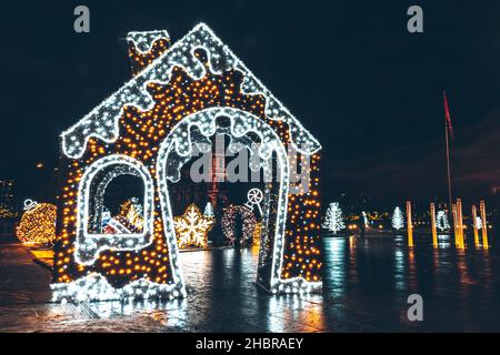 Vilnius, Lituania - 16th dicembre 2021: Decorazioni natalizie in piazza Lukiskiu Foto Stock