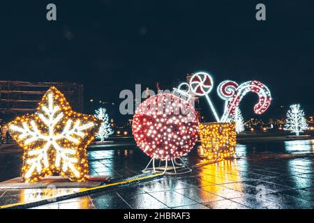 Vilnius, Lituania - 16th dicembre 2021: Decorazioni natalizie in piazza Lukiskiu Foto Stock