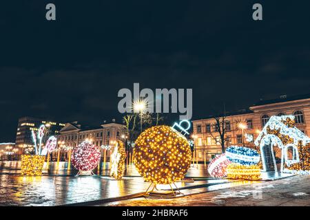 Vilnius, Lituania - 16th dicembre 2021: Decorazioni natalizie in piazza Lukiskiu Foto Stock