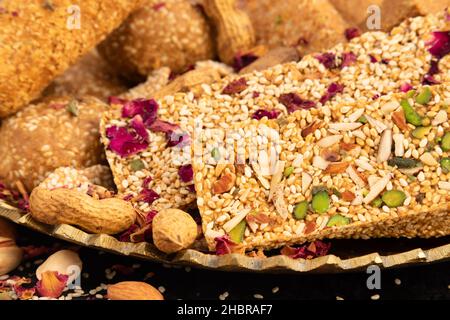 Specialità invernali Makar Sankranti o Lohri Mithai Gulab Gajak, pista Gazak, Til Patti o Pdi, Til Laddu o Ladoo, Revdi e Rewri è fatto di Tilgul, M. Foto Stock