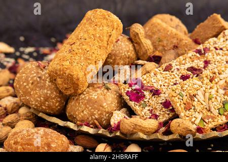 Specialità invernali Makar Sankranti o Lohri Mithai Gulab Gajak, pista Gazak, Til Patti o Pdi, Til Laddu o Ladoo, Revdi e Rewri è fatto di Tilgul, M. Foto Stock