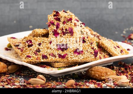 Prelibatezza invernale Makar Sankranti o Lohri Mithai Gulab Gajak noto anche come Gur Gajjak, Gazak, Gachak Til Patti o Papdi, Chikki è fatto di Rosa, Sesame Foto Stock