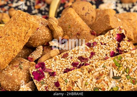 Specialità invernali Makar Sankranti o Lohri Mithai Gulab Gajak, pista Gazak, Til Patti o Pdi, Til Laddu o Ladoo, Revdi e Rewri è fatto di Tilgul, M. Foto Stock