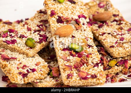 Prelibatezza invernale Makar Sankranti o Lohri Mithai Gulab Gajak noto anche come Gur Gajjak, Gazak, Gachak Til Patti o Papdi, Chikki è fatto di Rosa, Sesame Foto Stock