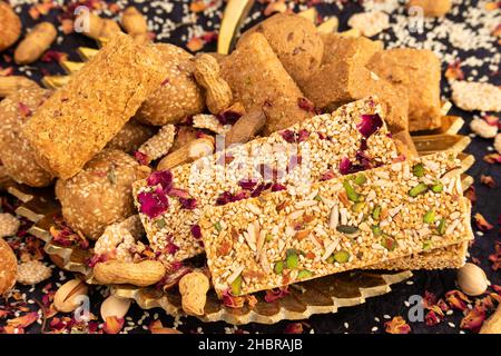 Specialità invernali Makar Sankranti o Lohri Mithai Gulab Gajak, pista Gazak, Til Patti o Pdi, Til Laddu o Ladoo, Revdi e Rewri è fatto di Tilgul, M. Foto Stock