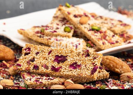 Prelibatezza invernale Makar Sankranti o Lohri Mithai Gulab Gajak noto anche come Gur Gajjak, Gazak, Gachak Til Patti o Papdi, Chikki è fatto di Rosa, Sesame Foto Stock