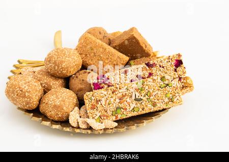 Specialità invernali Makar Sankranti o Lohri Mithai Gulab Gajak, pista Gazak, Til Patti o Pdi, Til Laddu o Ladoo, Revdi e Rewri è fatto di Tilgul, M. Foto Stock