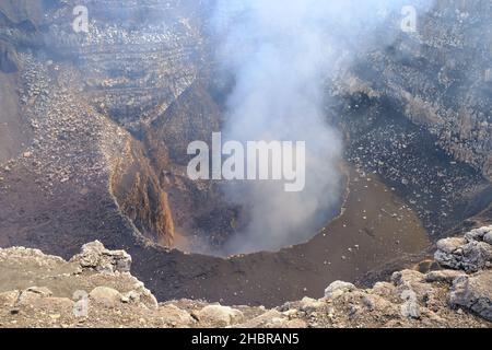 Nicaragua Masaya Vulcano - Volcan Masaya - Caldera con un lago di lava interno - cratere di Santiago Foto Stock