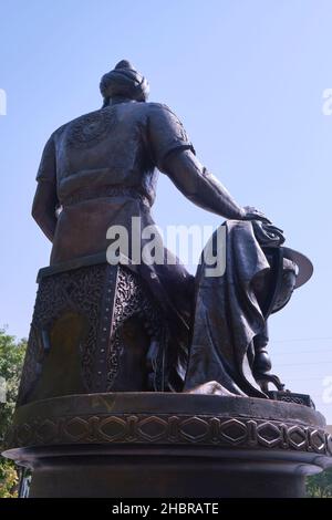 Il retro di una statua in bronzo del famoso astronomo Mirzo Ulugbek. A Tashkent, Uzbekistan. Foto Stock