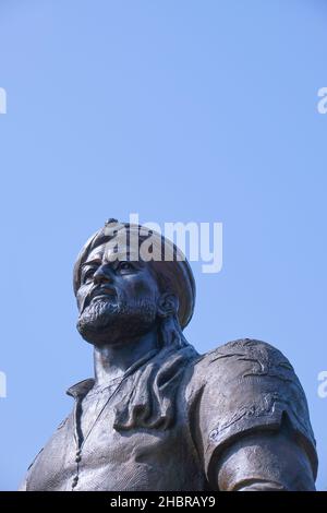 Da vicino, dettaglio di una statua in bronzo del famoso astronomo Mirzo Ulugbek. A Tashkent, Uzbekistan. Foto Stock