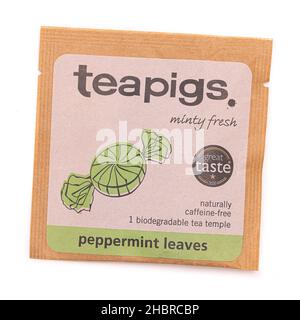 SWINDON, UK -21 DICEMBRE 2021: Teapigs Minty foglie fresche di menta piperita tempio del tè biodegradabile su sfondo bianco Foto Stock