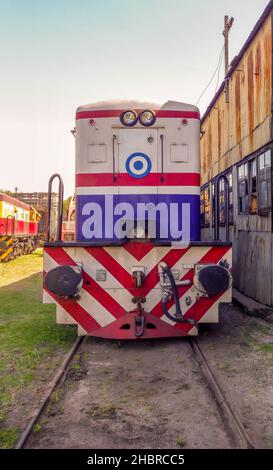 REMEDIOS DE ESCALADA - BUENOS AIRES, ARGENTINA - Nov 22, 2021: Vecchia locomotiva elettrica diesel americana General Electric U18C 1960 sei assali 1980 CV. C Foto Stock