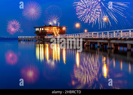 Felice Anno Nuovo fuochi d'artificio su Mar Baltico al molo di Puck. Polonia Foto Stock