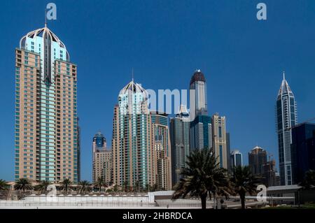 Marina 101 è un grattacielo di Dubai, Emirati Arabi Uniti, situato nel quartiere di Dubai Marina, bellissimo paesaggio urbano con grattacieli Foto Stock