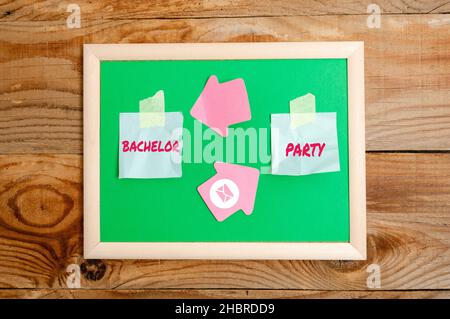 Cartello con la scritta Bachelor Party. Business Overview Party dato per un uomo che sta per sposarsi Stag notte Mostra di diversi colori adesivi Foto Stock