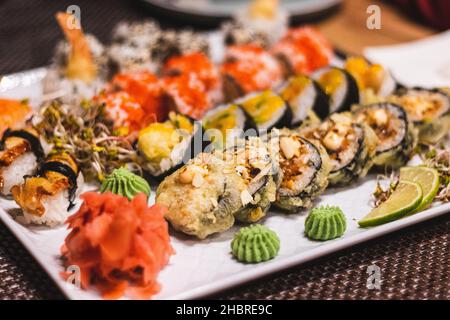 panini di sushi giapponesi con salmone, zenzero e wasabi. Foto Stock