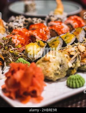 panini di sushi giapponesi con salmone, zenzero e wasabi. Foto Stock