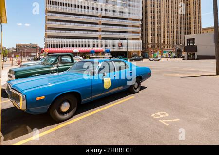 Auto della polizia blu d'epoca parcheggiata auto da poliziotto americano d'epoca usata per le riprese della serie TV nel parcheggio di Memphis, Tennessee, USA Foto Stock