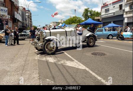 BUENOS AIRES, ARGENTINA - Nov 08, 2021: vintage sporty Graham Paige Roadster 1928 in strada. Expo Warnes 2021 mostra di auto classiche . CopySpace Foto Stock