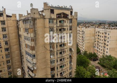 Vecchi edifici residenziali in cemento sovietico a Dushanbe, capitale del Tagikistan Foto Stock