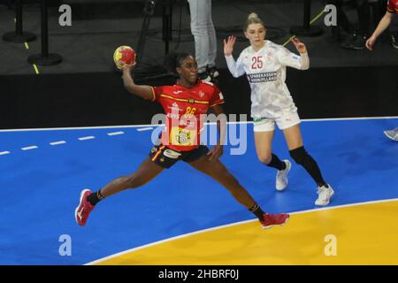 Barcellona, Spagna. 21st Dic 2021. JENSEN Trine Ostergaard di Danimarca e CABRAL BARBOSA Alexandrina di Spagna durante il Campionato Mondiale delle Donne IHF 2021, terzo posto finale di pallamano tra Danimarca e Spagna il 19 dicembre 2021 al Palau d'Esports de Granollers di Granollers, Barcellona, Spagna - Foto Laurent Layris /ABACAPRESS.COM credito: Abaca Press/Alamy Live News Foto Stock