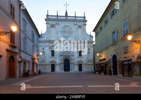 Piazza San Nicola, Basilica di San Nicola in Tolentino, Tolentino, Marche, Italia, Europa Foto Stock