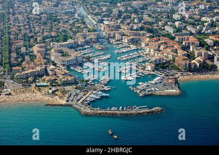 Frejus (Francia sud-orientale): Vista aerea della città e il porto turistico di Port Frejus sulle rive del Mar Mediterraneo Foto Stock