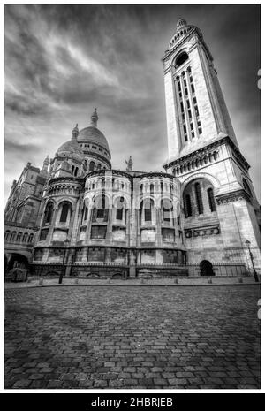 Una foto verticale di una Basilica del Sacro cuore a Parigi in scala di grigi Foto Stock