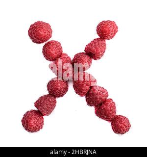 La lettera X dell'alfabeto inglese di lamponi rossi maturi, , isolano su sfondo bianco Foto Stock