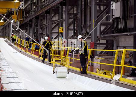 Lavoratori della fabbrica di lame offshore Siemens Gamesa nella città di Port di Hull, nella parte orientale dello Yorkshire. Foto Stock