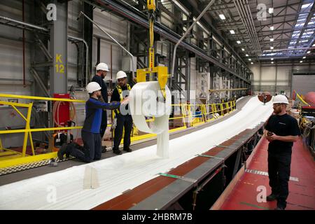 Lavoratori della fabbrica di lame offshore Siemens Gamesa nella città di Port di Hull, nella parte orientale dello Yorkshire. Foto Stock