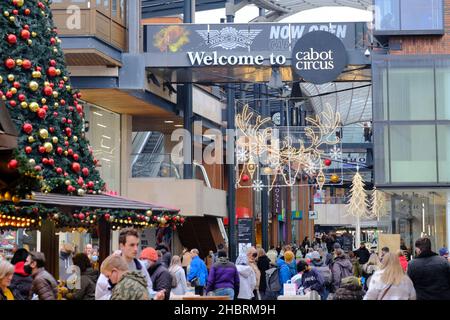 Bristol, Regno Unito. 21st Dic 2021. La gente sta facendo shopping nel centro di Bristol in un freddo giorno di dicembre. Le persone fanno la loro mente su come reagire all'aumento dei casi di Omicron Covid-19. Credit: JMF News/Alamy Live News Foto Stock