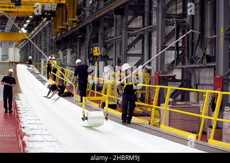 Lavoratori della fabbrica di lame offshore Siemens Gamesa nella città di Port di Hull, nella parte orientale dello Yorkshire. Foto Stock