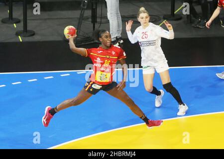 Barcellona (Spagna), 19 dicembre 2021, Alexandrina Cabral Barbosa di Spagna e Trine Ostergaard Jensen di Danimarca durante il campionato mondiale femminile IHF 2021, terza posizione finale di pallamano tra Danimarca e Spagna il 19 dicembre 2021 al Palau d'Esports de Granollers di Barcellona, Spagna - Foto Laurent Lairys / DPPI Foto Stock