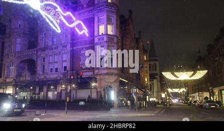 Londra era vuota lunedì. Molti ristoranti sono chiusi per Natale invece che per Natale. I ristoranti aperti non hanno troppi clienti. George, isabel, ristorante francese al mercato dei pastori e alcuni altri lì chiusi. Aperto era loulou, ma non più di cinquanta persone lì. Oswald è aperto, ma solo venti persone lì scott è aperto con alcune persone dentro, harry’s bar venti persone dentro, Il club di arti aperto butttttt e casa infy chiuso.un sacco di loro si aprirà dopo Natale e un sacco di loro non si aprirà mai più Piccadilly Circus un po 'occupato 20-12-2021 foto blitz al Foto Stock