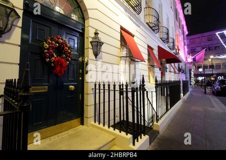 Londra era vuota lunedì. Molti ristoranti sono chiusi per Natale invece che per Natale. I ristoranti aperti non hanno troppi clienti. George, isabel, ristorante francese al mercato dei pastori e alcuni altri lì chiusi. Aperto era loulou, ma non più di cinquanta persone lì. Oswald è aperto, ma solo venti persone lì scott è aperto con alcune persone dentro, harry’s bar venti persone dentro, Il club di arti aperto butttttt e casa infy chiuso.un sacco di loro si aprirà dopo Natale e un sacco di loro non si aprirà mai più Piccadilly Circus un po 'occupato 20-12-2021 foto blitz al Foto Stock