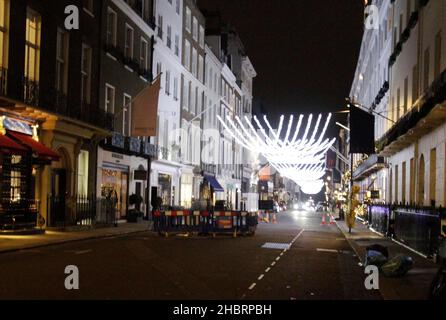 Londra era vuota lunedì. Molti ristoranti sono chiusi per Natale invece che per Natale. I ristoranti aperti non hanno troppi clienti. George, isabel, ristorante francese al mercato dei pastori e alcuni altri lì chiusi. Aperto era loulou, ma non più di cinquanta persone lì. Oswald è aperto, ma solo venti persone lì scott è aperto con alcune persone dentro, harry’s bar venti persone dentro, Il club di arti aperto butttttt e casa infy chiuso.un sacco di loro si aprirà dopo Natale e un sacco di loro non si aprirà mai più Piccadilly Circus un po 'occupato 20-12-2021 foto blitz al Foto Stock